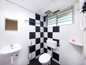 Doppia Deluxe, 1 letto matrimoniale | Bagno | Doccia, set di cortesia gratuito, asciugacapelli, asciugamani