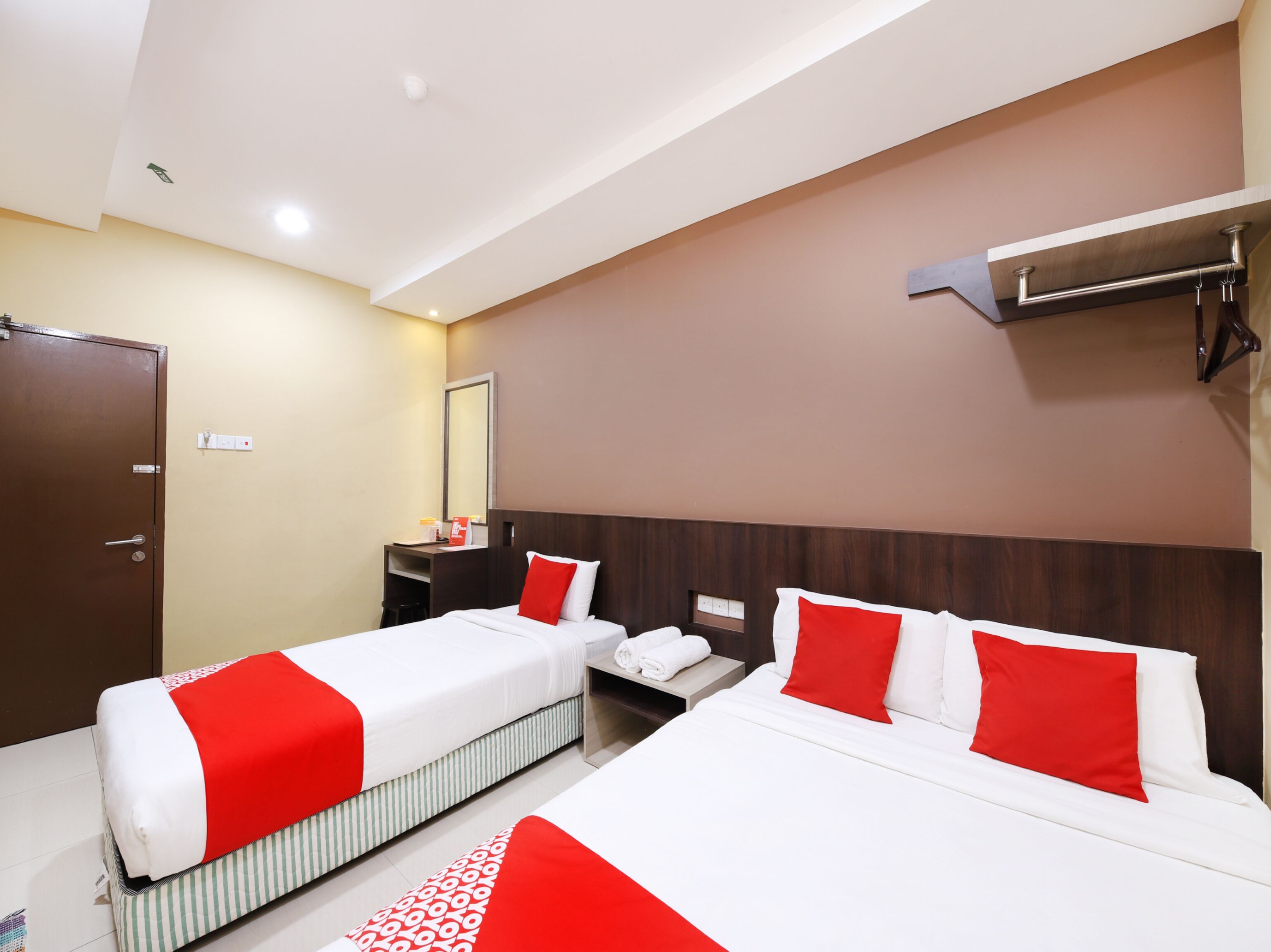 Suite superior, varias camas | Escritorio, wifi gratis y ropa de cama 