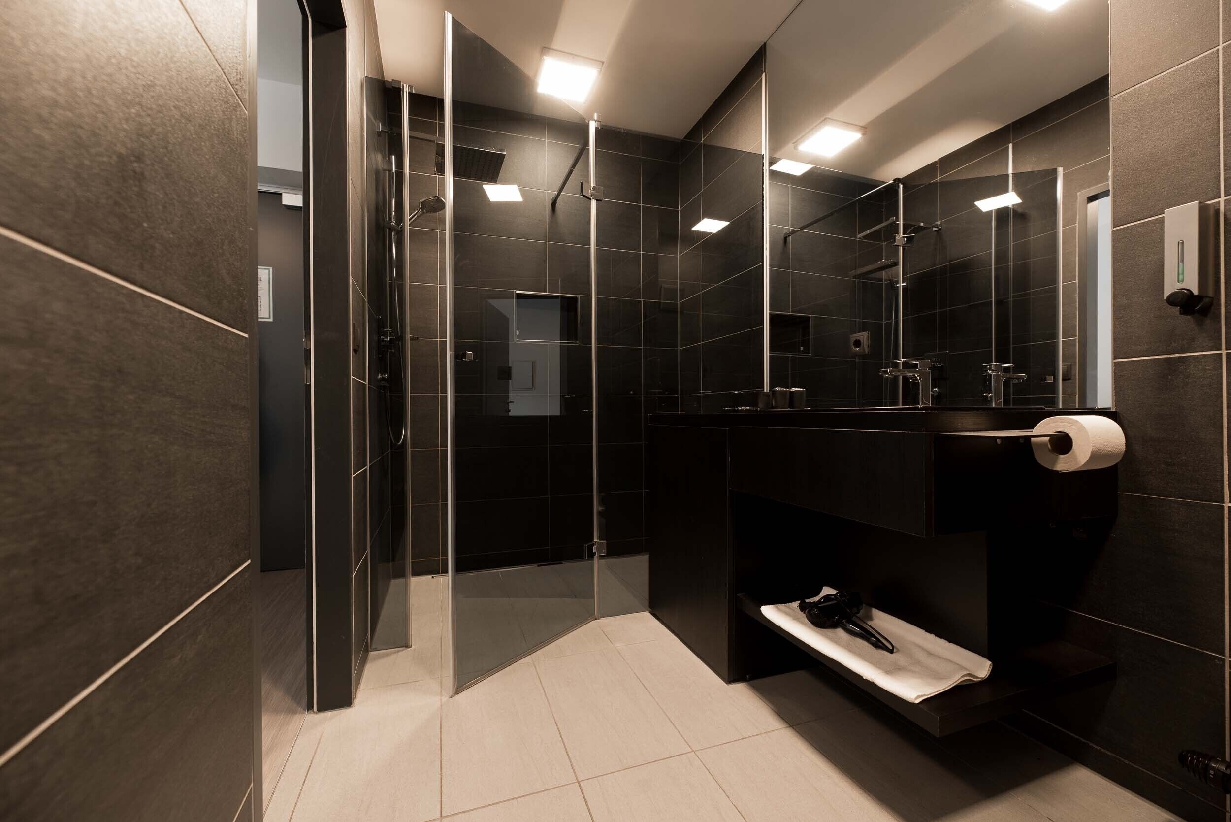 shower, free toiletries, towels