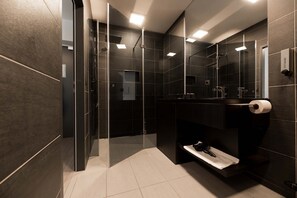 Een douche, gratis toiletartikelen, handdoeken