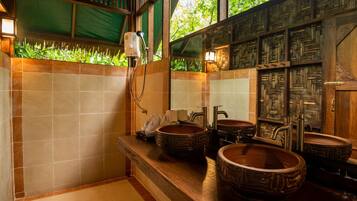 Tree House (Treehouse Loft) | Salle de bain | Douche, bidet, serviettes fournies, savon