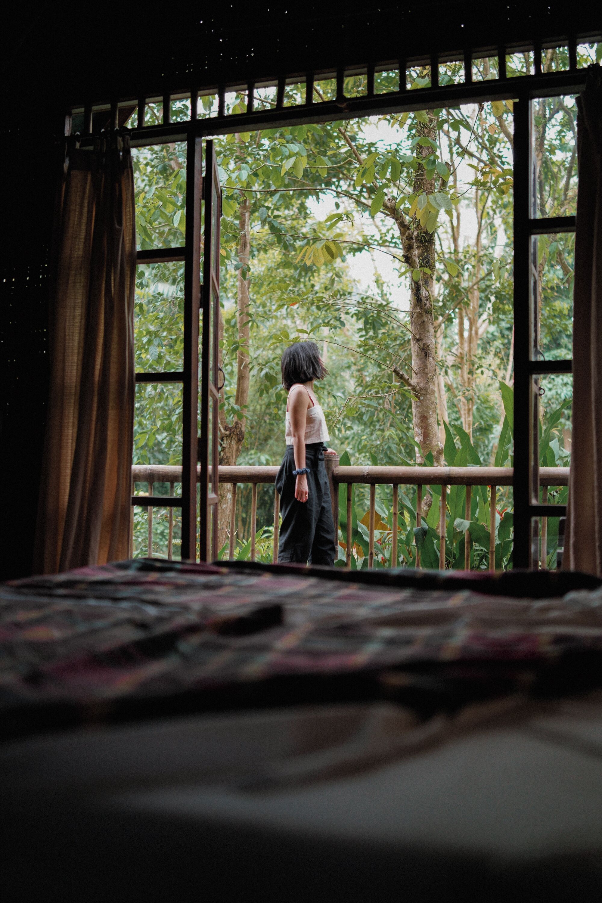 Una habitación con un ventanal que da a un área boscosa.