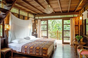 Treehouse 2-Storey | Safe på rommet, individuelt dekorert, individuelt innredet og sengetøy