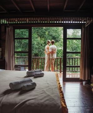 Treehouse Double | Zimmersafe, individuell dekoriert, individuell eingerichtet, Bettwäsche