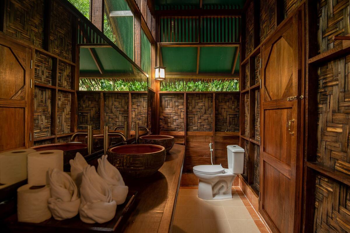 treehouse loft | bathroom | shower, bidet, towels, soap