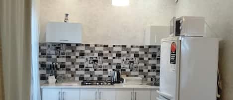 Appartamento Deluxe | Cucina privata | Frigorifero, microonde, piano cottura, macchina per tè/caffè