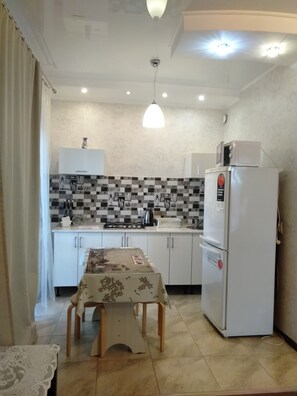 Deluxe-Apartment | Eigene Küche | Kühlschrank, Mikrowelle, Herdplatte, Wasserkocher mit Kaffee-/Teezubehör