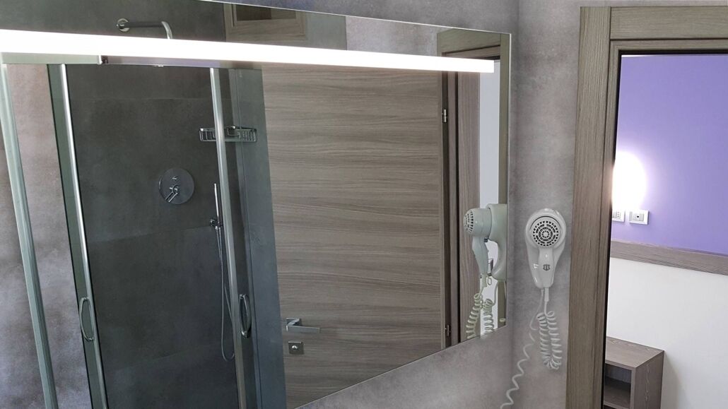 Douche, douche à « effet pluie », articles de toilette gratuits