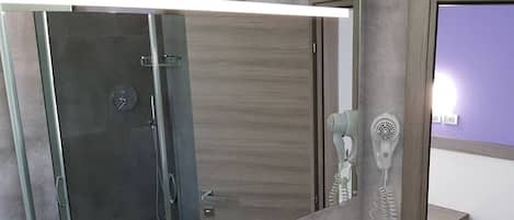 Shower, rainfall showerhead, free toiletries, hair dryer