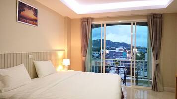 Escritorio, cortinas blackout, wifi gratis y ropa de cama