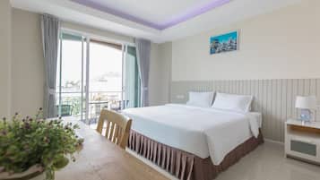 Escritorio, cortinas blackout, wifi gratis y ropa de cama