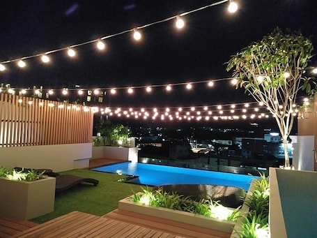 10 outdoor pools, a rooftop pool