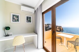 华丽双人房或双床房, 露台, 海景 | 迷你吧、特色装修、特色家居、免费 WiFi