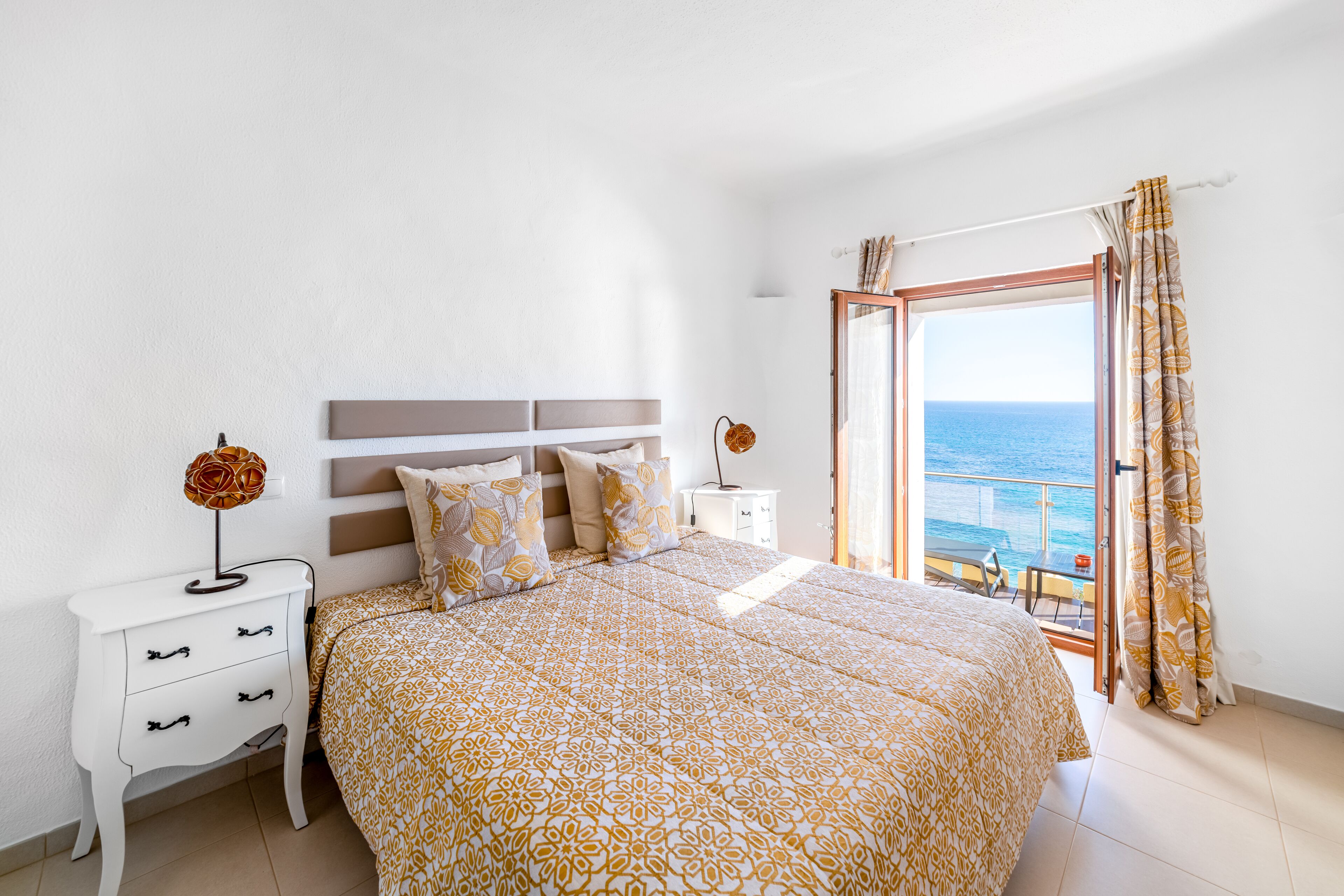 Minibar, decoración personalizada, muebles diferentes y wifi gratis 