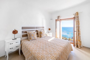 Minibar, decoración personalizada, muebles diferentes y wifi gratis