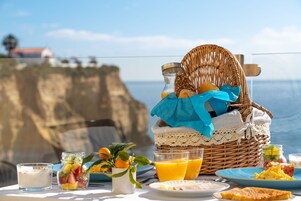 每日供应自助式早餐（每人 EUR 15）