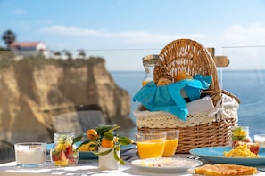 Desayuno buffet diario (EUR 15 por persona)