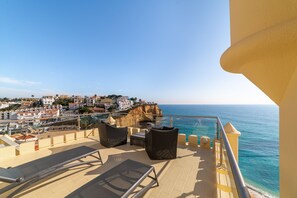 Habitación Deluxe con 1 cama matrimonial o 2 individuales, Terraza, vista al mar | Terraza o patio