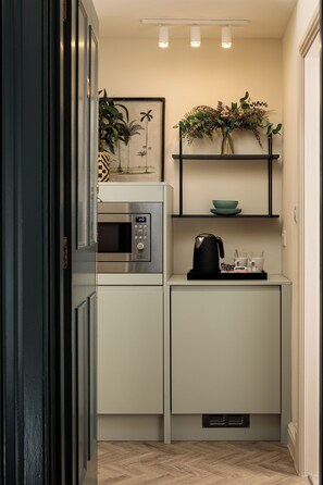 ROOM 10 Premium Double, Ensuite with Kitchenette | Iron/ironing board, free WiFi, bed sheets