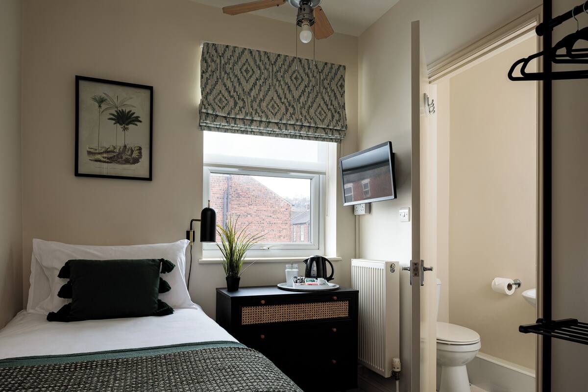 ROOM 2 Single Bed, Ensuite | Een strijkplank/strijkijzer, gratis wifi, beddengoed