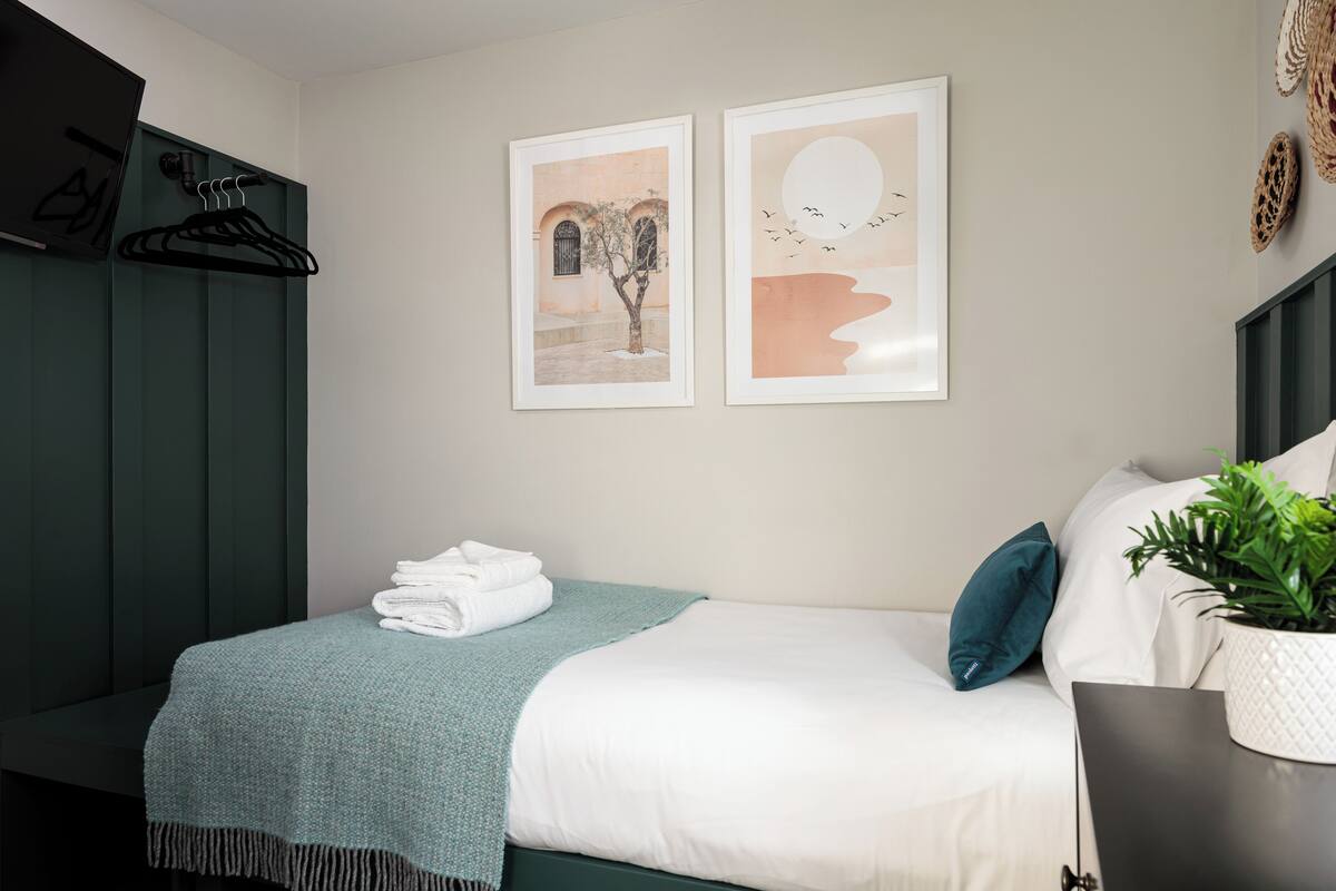 Iron/ironing board, WiFi (free), bed sheets