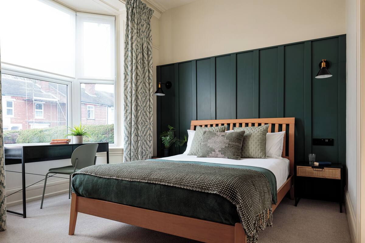 ROOM 11 King Bed with Kitchenette Ensuite | Iron/ironing board, WiFi (free), bed sheets