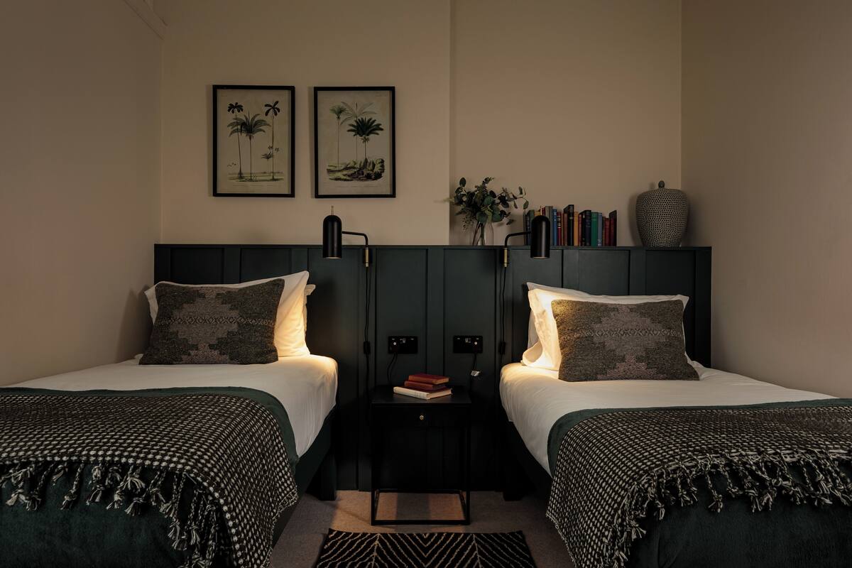 ROOM 4 Twin Ensuite | Iron/ironing board, WiFi (free), bed sheets