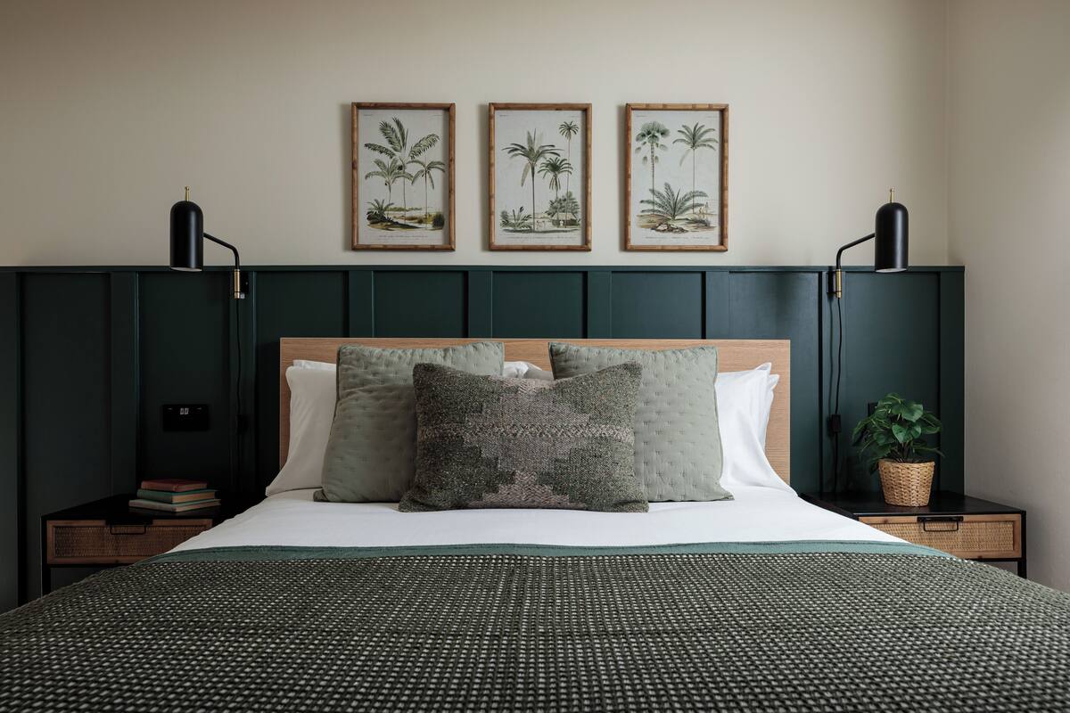 ROOM 5 Double Ensuite | Iron/ironing board, WiFi (free), bed sheets
