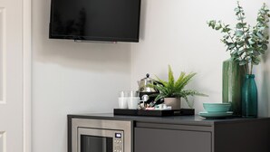 ROOM 7 King with Kitchenette Ensuite, Courtyard Area | Tabla de planchar con plancha, wifi gratis y ropa de cama