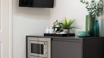 ROOM 7 King with Kitchenette Ensuite, Courtyard Area | Iron/ironing board, free WiFi, bed sheets