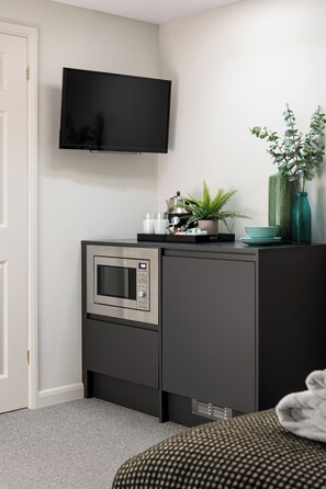 ROOM 7 King with Kitchenette Ensuite, Courtyard Area