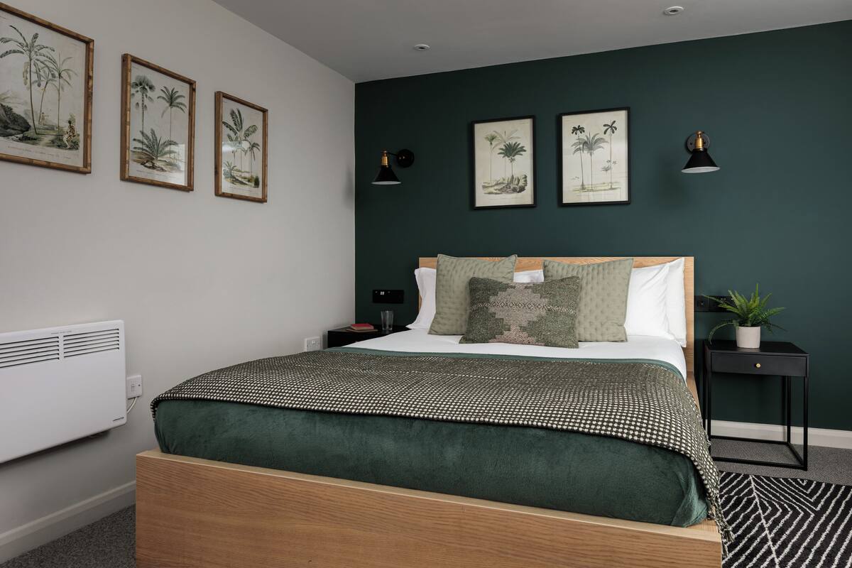 ROOM 7 King with Kitchenette Ensuite, Courtyard Area | Iron/ironing board, WiFi (free), bed sheets