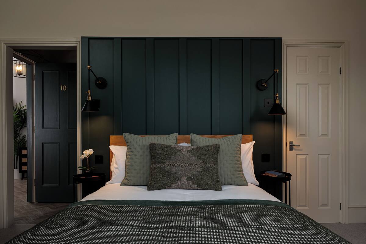 ROOM 10 Premium Double, Ensuite with Kitchenette | Iron/ironing board, WiFi (free), bed sheets