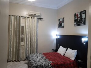 Desk, blackout curtains, rollaway beds, free WiFi - Hotel Ikram Oran (Oran)