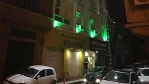Un immeuble à plusieurs étages, sur lequel on peut lire l’inscription « Hôtel Kram » en haut.