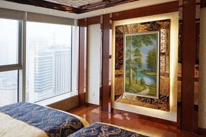 Minibar, in-room safe, desk, blackout drapes - South & North International Apartment - Kam Rueng Plaza (Guangzhou)