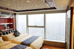 Minibar, in-room safe, desk, blackout curtains - South & North International Apartment - Kam Rueng Plaza (Guangzhou)