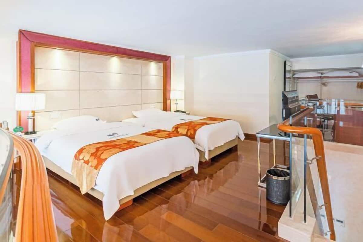 Frigobar, cofres nos quartos, escrivaninha, cortinas blackout