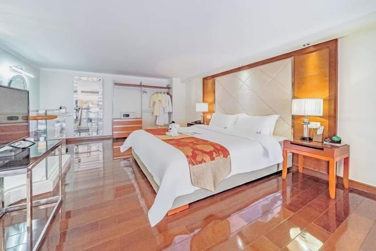 Frigobar, cofres nos quartos, escrivaninha, cortinas blackout