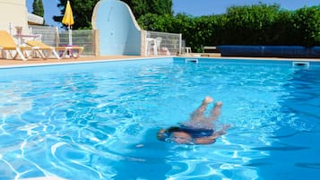 Piscine extérieure, chaises longues