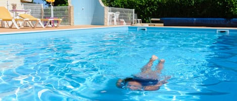 Kolam renang outdoor, dengan kursi berjemur