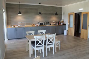 Fridge, coffee/tea maker, electric kettle - Welwitshia guest house (Lagoa)