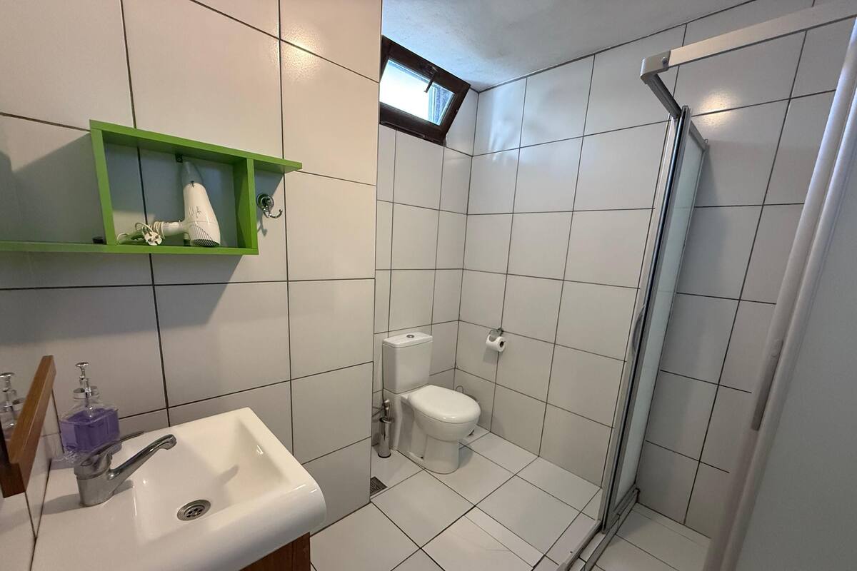 Room 2 | Escritorio, tabla de planchar con plancha, wifi gratis y ropa de cama