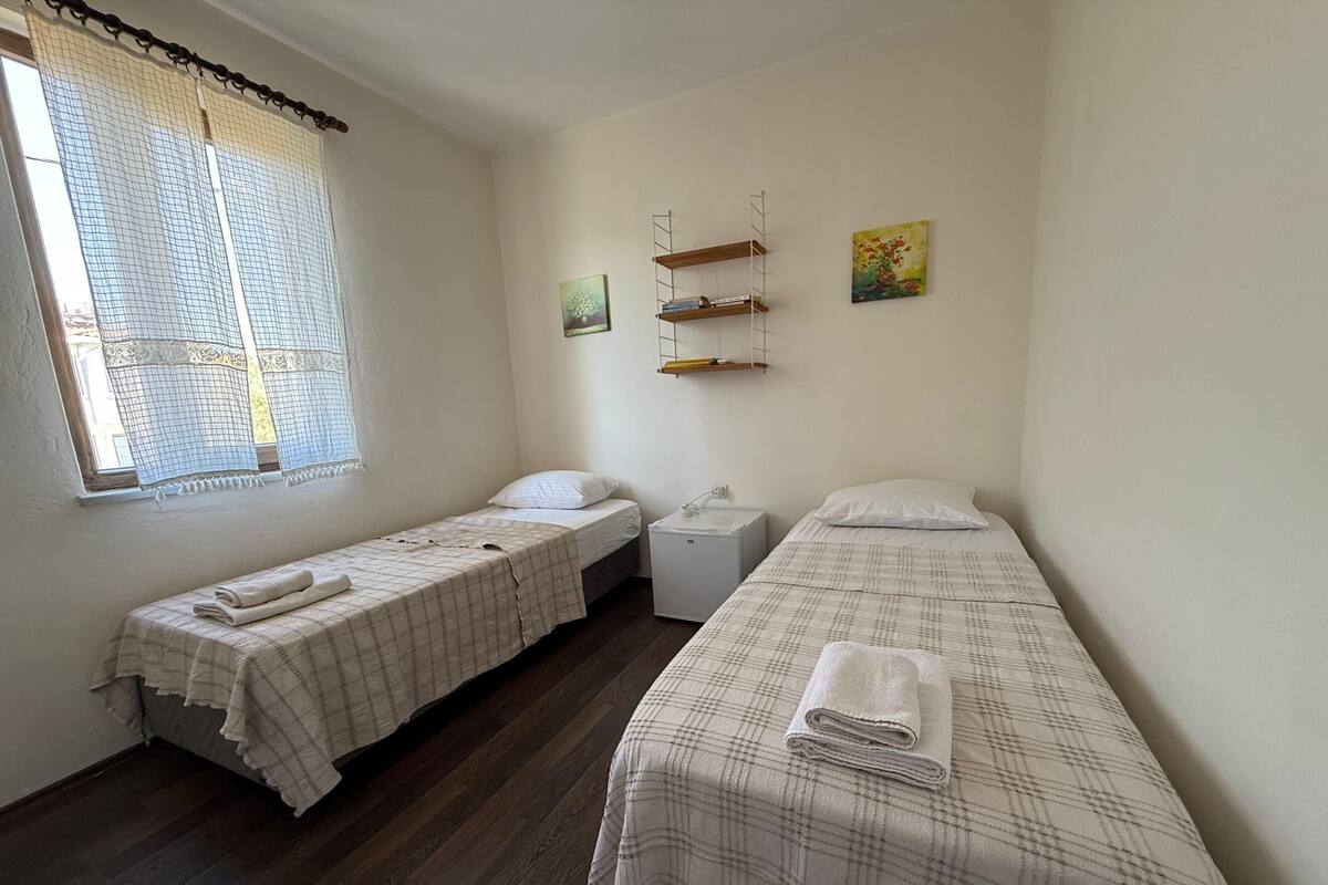 Room 3 | Escritorio, tabla de planchar con plancha, wifi gratis y ropa de cama