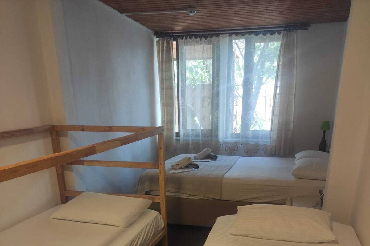 Room 7 | Escritorio, tabla de planchar con plancha, wifi gratis y ropa de cama