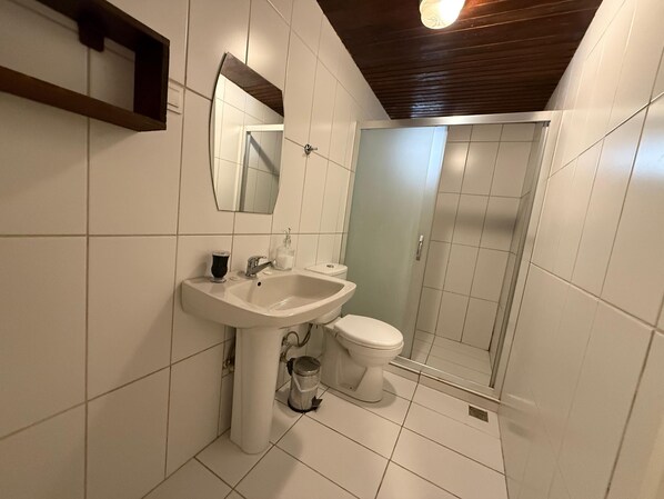 Room 6 | Desk, iron/ironing board, free WiFi, bed sheets - Kalidna (Bozcaada)