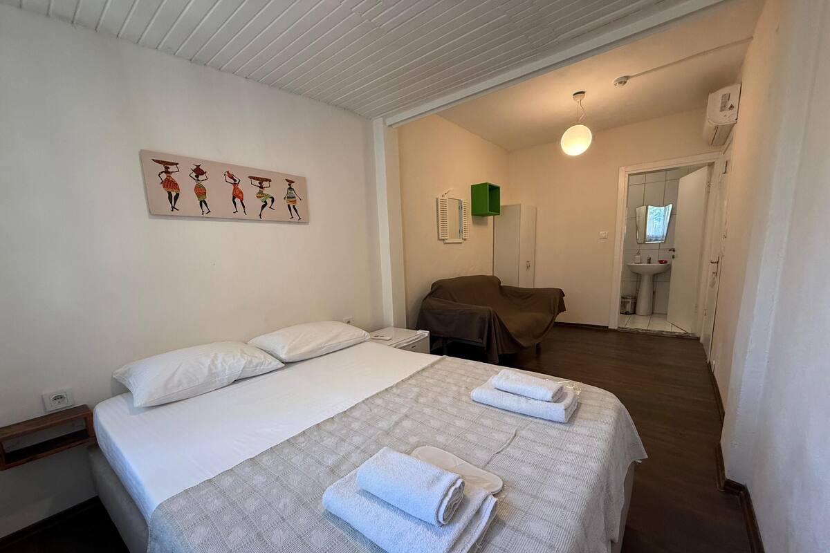 Room 5 | Escritorio, tabla de planchar con plancha, wifi gratis y ropa de cama