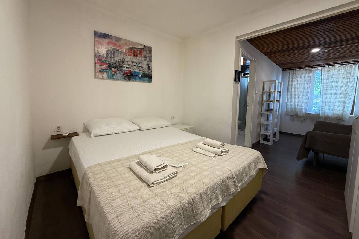 Room 6 | Escritorio, tabla de planchar con plancha, wifi gratis y ropa de cama