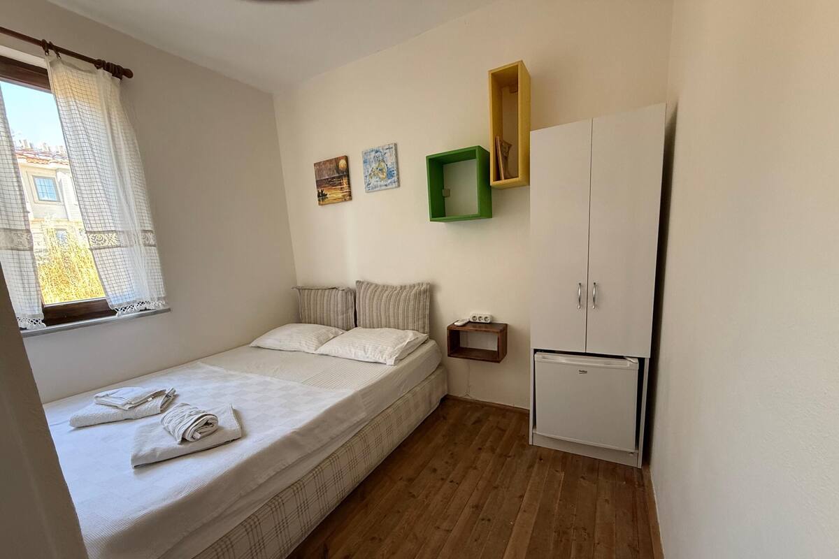 Room 4 | Escritorio, tabla de planchar con plancha, wifi gratis y ropa de cama