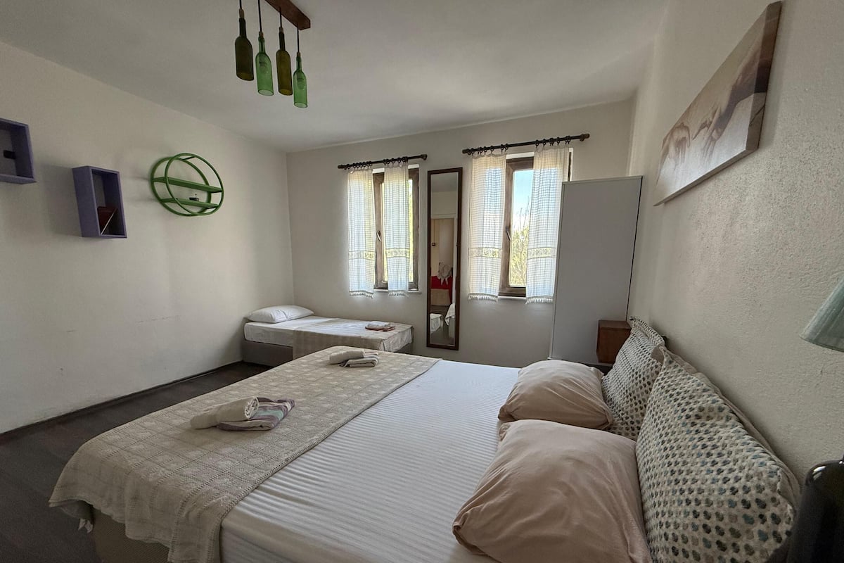 Room 1 | Escritorio, tabla de planchar con plancha, wifi gratis y ropa de cama